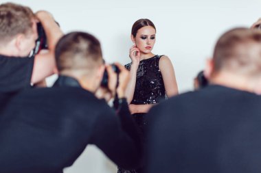 Fotoğrafçılar paparazzi kokteyl elbiseleri içinde kadın fotoğraf çekmek.