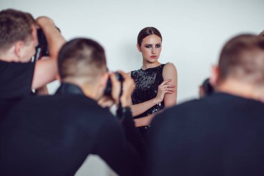 Fotoğrafçılar paparazzi kokteyl elbiseleri içinde kadın fotoğraf çekmek.