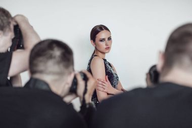 Fotoğrafçılar paparazzi kokteyl elbiseleri içinde kadın fotoğraf çekmek.