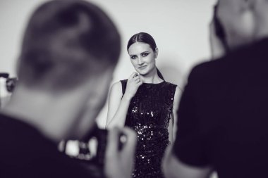 Fotoğrafçılar paparazzi kokteyl elbiseleri içinde kadın fotoğraf çekmek.