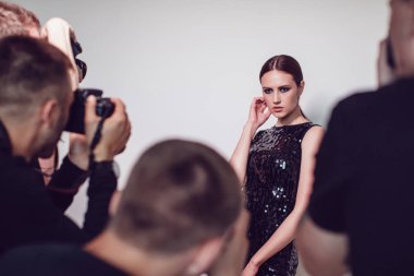 Fotoğrafçılar paparazzi kokteyl elbiseleri içinde kadın fotoğraf çekmek.