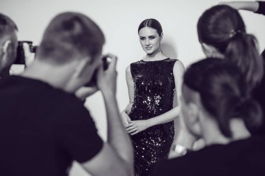 Fotoğrafçılar paparazzi kokteyl elbiseleri içinde kadın fotoğraf çekmek.