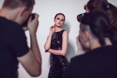 Fotoğrafçılar paparazzi kokteyl elbiseleri içinde kadın fotoğraf çekmek.