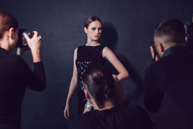 Fotoğrafçılar paparazzi fotoğraf güzel kadının kokteyl elbiseleri içinde çekmek..