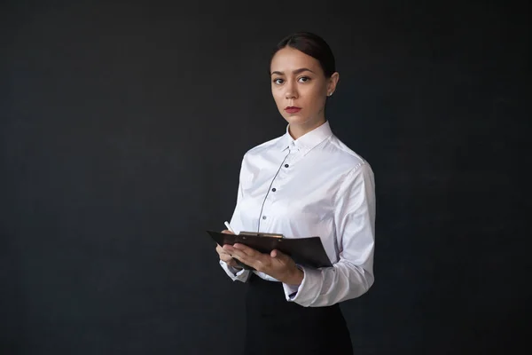 Geschäftsfrau mit Dokumenten auf dunklem Hintergrund. — Stockfoto