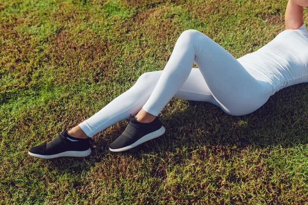 Benen av en sexig tjej i vita leggings. Mock-up. Utomhus. — Stockfoto