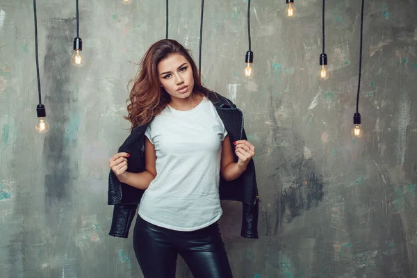 Beyaz gömlek ve ceket gri arka lambalar ile seksi kadın. Mock-up.