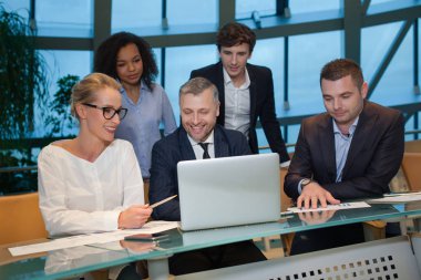 Ofiste takım olarak çalışan iş adamları..