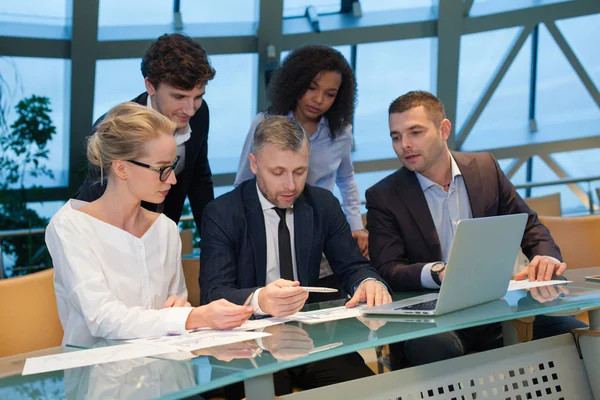 Zakenmensen die als team op kantoor werken. — Stockfoto