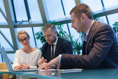 Ofiste takım olarak çalışan iş adamları..