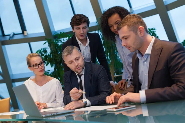 Zakenmensen die als team op kantoor werken. — Stockfoto