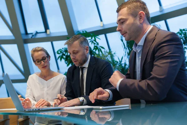 Zakenmensen die als team op kantoor werken. — Stockfoto