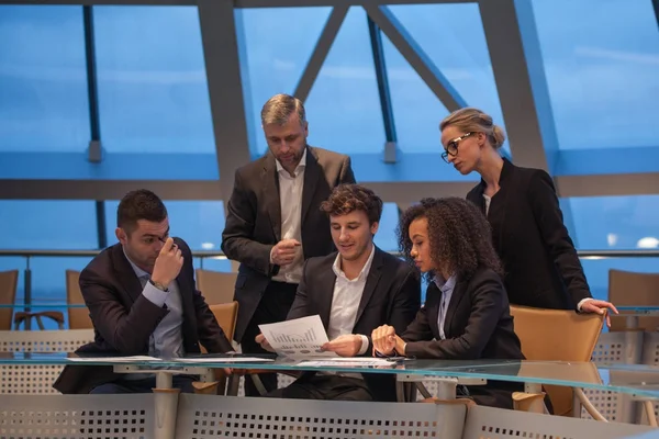 Groep van mensen uit het bedrijfsleven hebben samen bijeen en discussies voeren. — Stockfoto