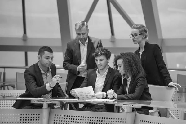 Groep van mensen uit het bedrijfsleven hebben samen bijeen en discussies voeren. — Stockfoto