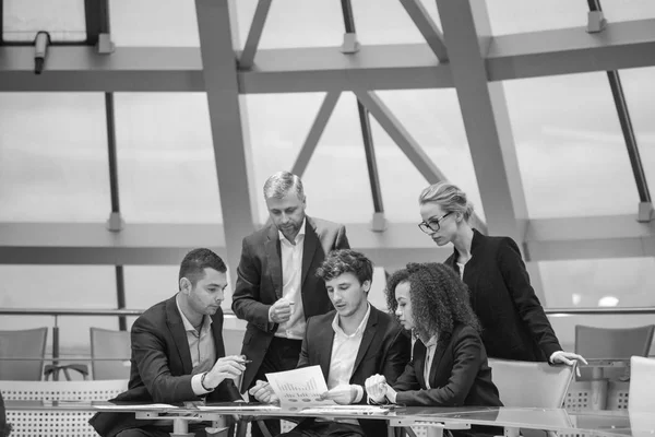 Groep van mensen uit het bedrijfsleven hebben samen bijeen en discussies voeren. — Stockfoto