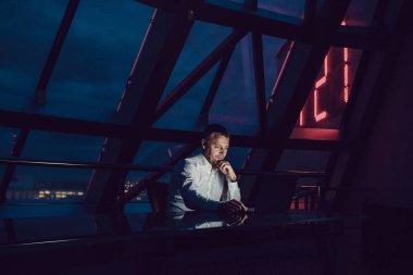 Laptop gece ofiste çalışan iş adamı.