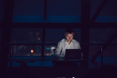 Laptop gece ofiste çalışan iş adamı.