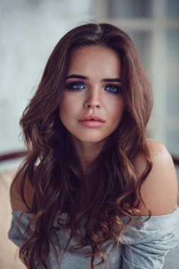 Makyaj ve bukleler ile seksi bir kadın portresi.