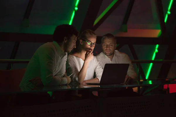 İş adamları bir gece ofiste çalışma grubu.