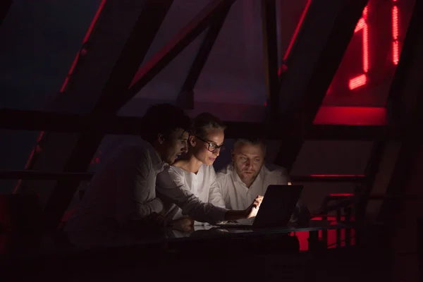 Grupo de empresários que trabalham em um escritório noturno . — Fotografia de Stock