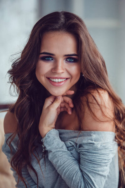 Портрет сексуальной женщины с макияжем и кудряшками
.