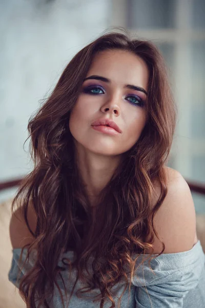 Retrato de una mujer sexy con maquillaje y rizos . — Foto de Stock