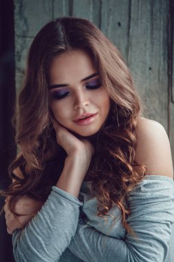 Makyaj ve güzel saçları olan seksi bir kadın portresi.