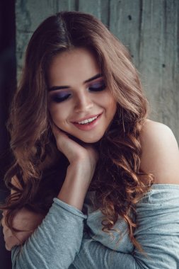 Makyaj ve güzel saçları olan seksi bir kadın portresi.