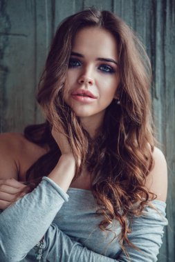 Makyaj ve güzel saçları olan seksi bir kadın portresi.