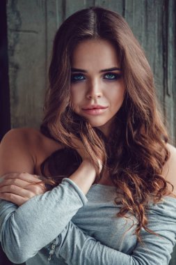 Makyaj ve güzel saçları olan seksi bir kadın portresi.