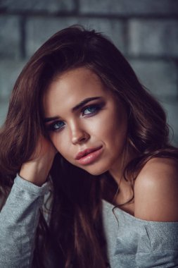 Makyaj ve güzel saçları olan seksi bir kadın portresi.