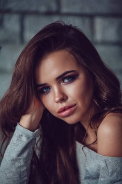 Makyaj ve güzel saçları olan seksi bir kadın portresi.