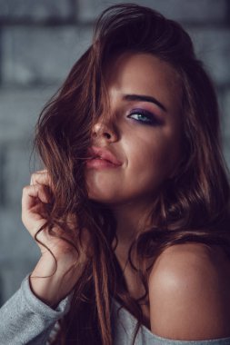 Makyaj ve güzel saçları olan seksi bir kadın portresi.