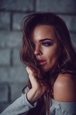 Makyaj ve güzel saçları olan seksi bir kadın portresi.