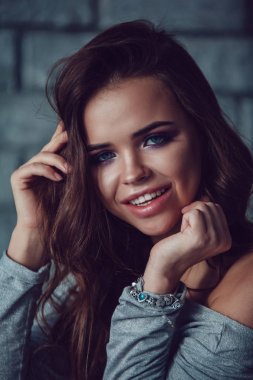 Makyaj ve güzel saçları olan seksi bir kadın portresi.