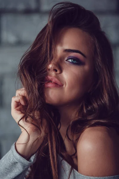 Retrato de una mujer sexy con maquillaje y hermoso cabello . —  Fotos de Stock