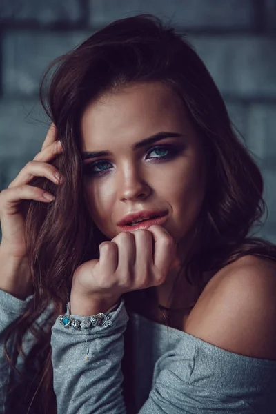 Makyaj ve güzel saçları olan seksi bir kadın portresi.