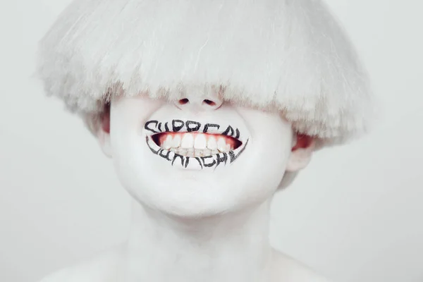 Una chica con piel blanca y una peluca blanca con una inscripción en los labios surrealista . — Foto de Stock