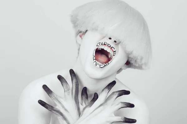 Uma menina com pele branca e uma peruca branca com uma inscrição nos lábios surreal . — Fotografia de Stock