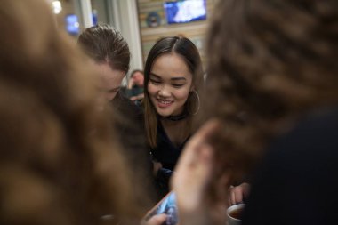 Pozitif genç grup harcamak zaman Cafe.