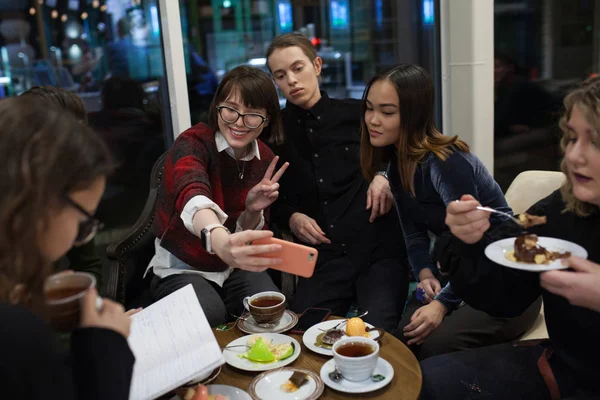 Grupa nastolatków pozytywne zrobić selfie i spędzać czas w kawiarni. — Zdjęcie stockowe