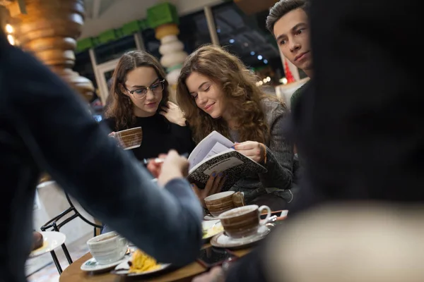 Tinédzserek csinál házi feladatot a café csoport. — Stock Fotó