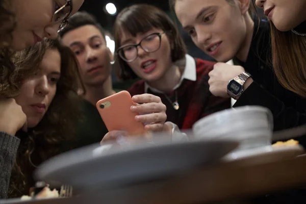 Használja a smartphone és időt egy kávézóban pozitív teens. — Stock Fotó