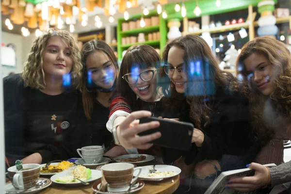 Gruppe positiver Teenager macht Selfies und verbringt Zeit in einem Café. — Stockfoto
