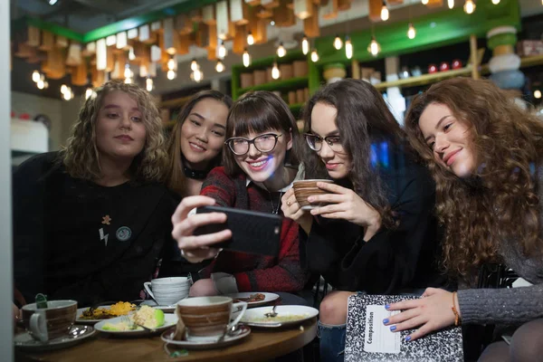 Sekelompok remaja positif membuat selfie dan menghabiskan waktu di kafe . — Stok Foto