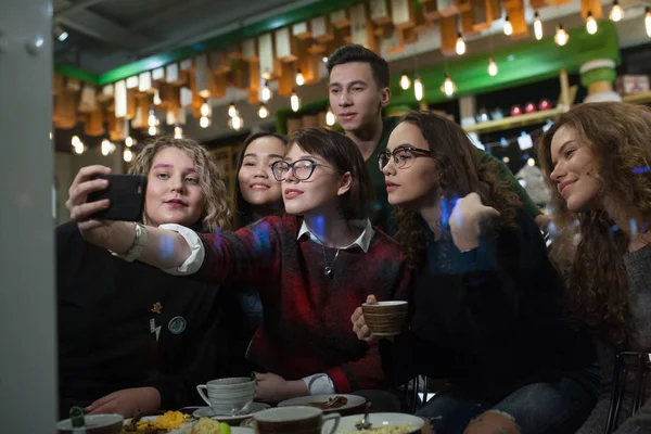 Pozitif genç grup yapmak selfies ve bir kafede vakit.