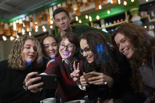 Pozitif genç grup yapmak selfies ve bir kafede vakit.