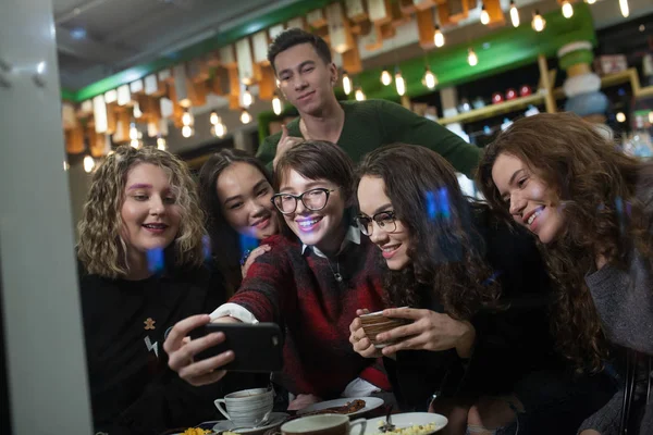 Pozitif genç grup yapmak selfies ve bir kafede vakit.