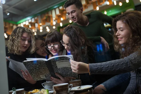 Grupa nastolatków odrabiania lekcji w kawiarni. — Zdjęcie stockowe