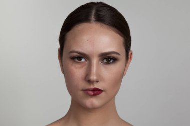 Kadın yüz ve yüz ikinci tarafını makyaj olmadan bir tarafta makyajlı. Önce ve sonra makyaj.